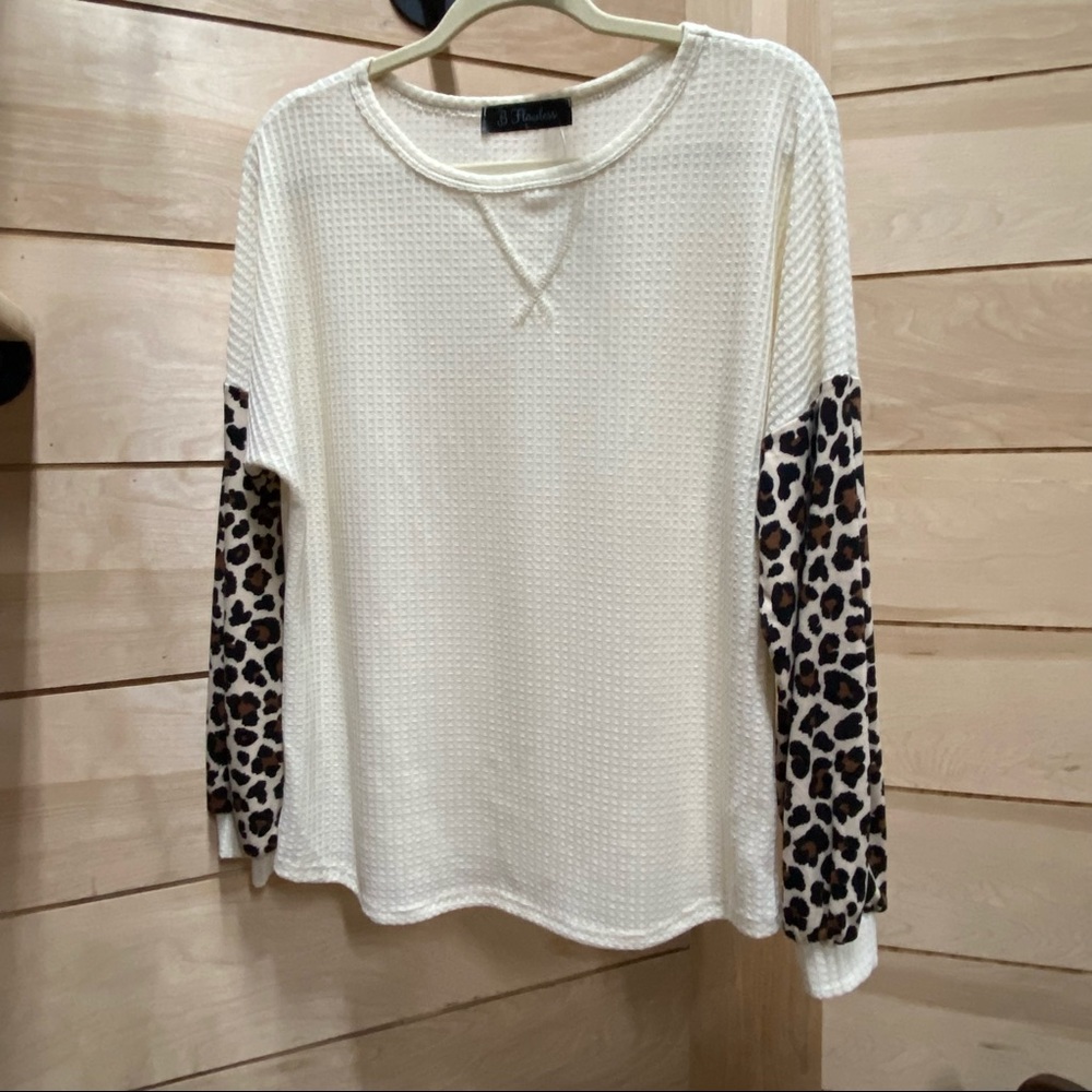 Shirt long sleeve with cream color 3/4 sleeve leopard print